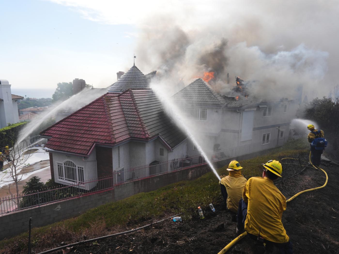 dpatopbilder - Feuerwehrleute versuchen, ein brennendes Haus während des Norte-Feuers zu löschen. Foto: Jae C. Hong/AP/dpa