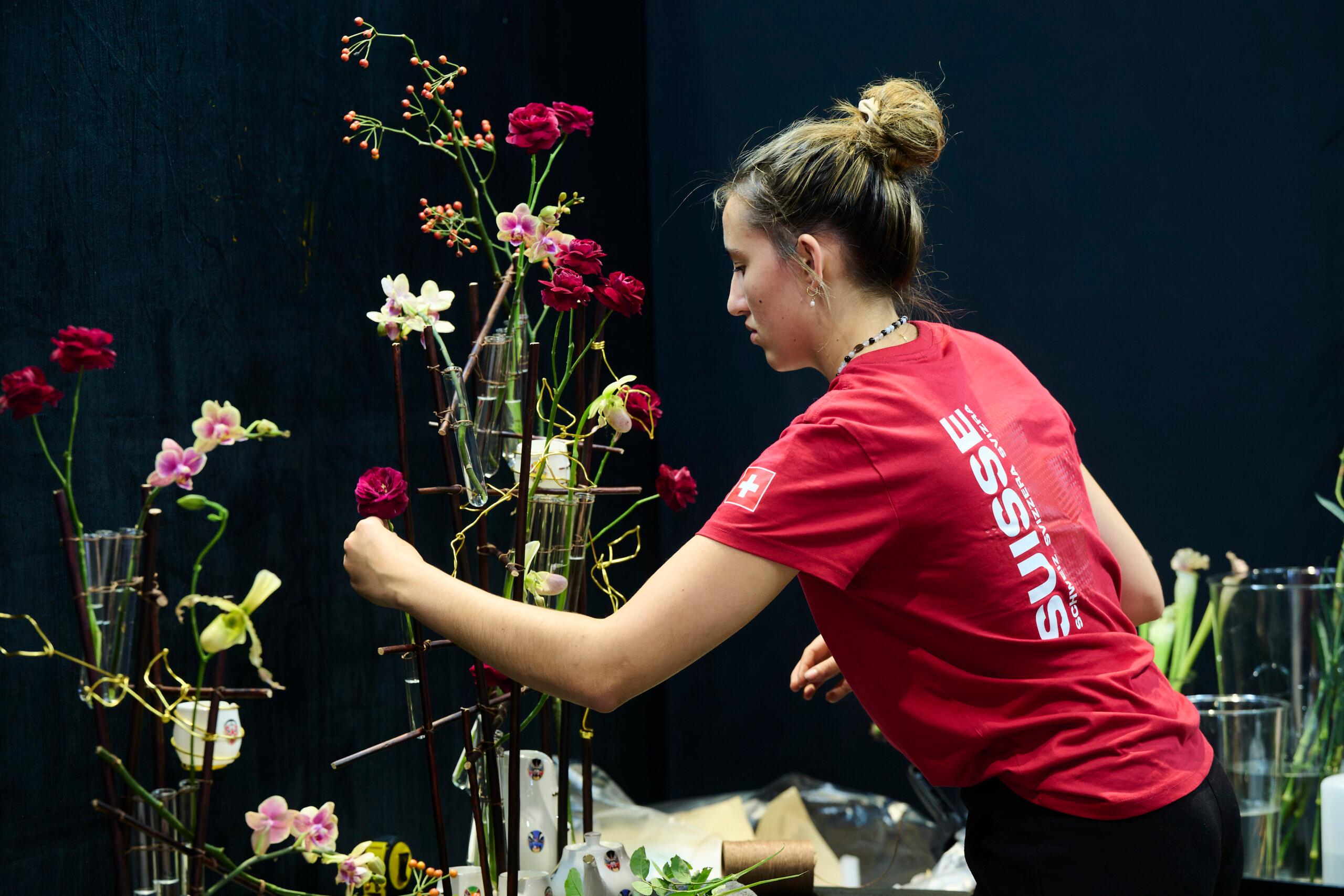 Blühende Bestleistung: Svenja Simmerle aus Schmerikon arbeitet an den World Skills in Shanghai konzentriert an einer ihrer floralen Kreationen.