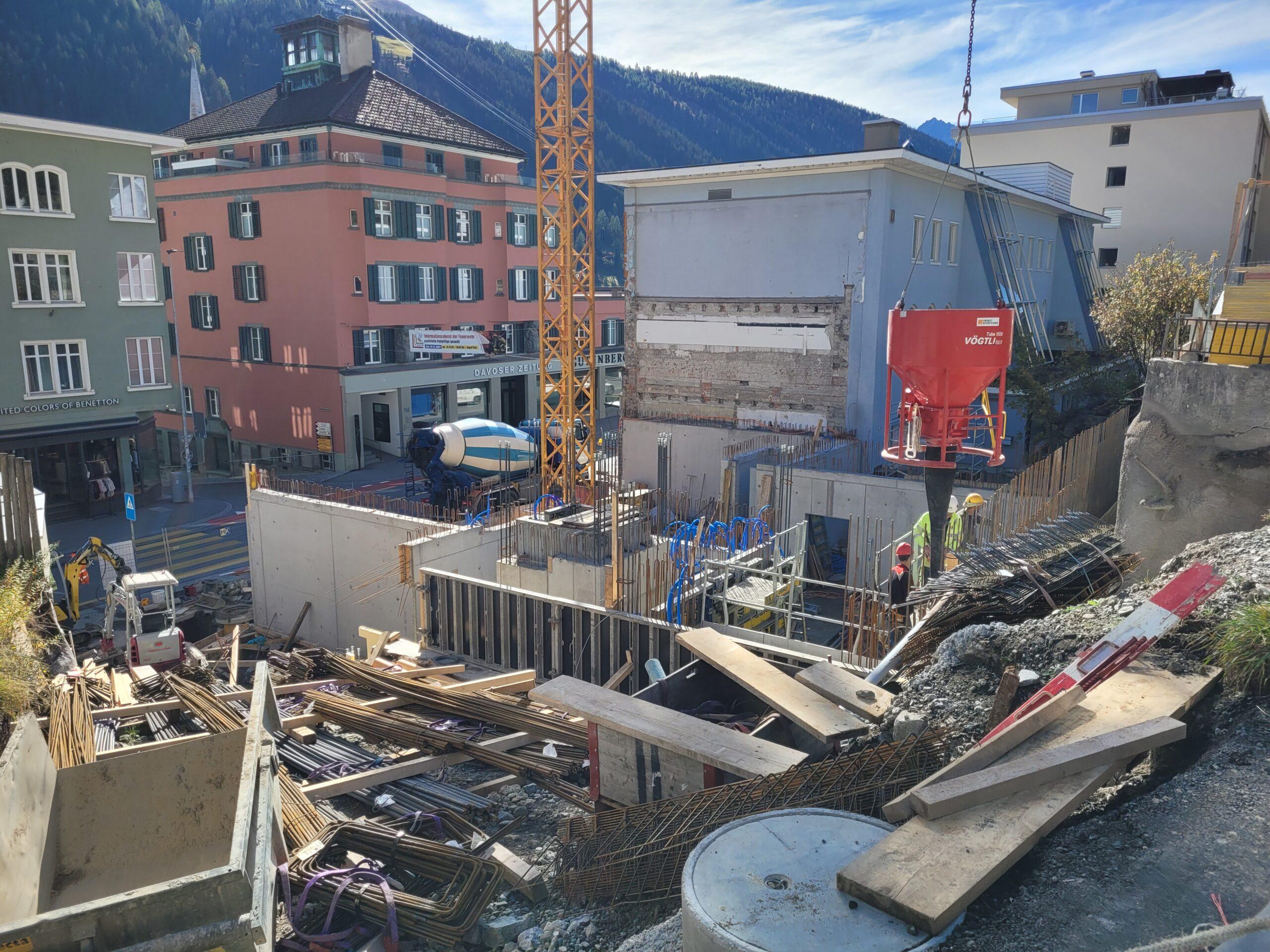 Anonyme Schreiben: In Davos wird noch zu wenig Wohnraum gebaut (Symbolbild), Erstwohnungskäufern wird in Briefen mit Überwachung gedroht.