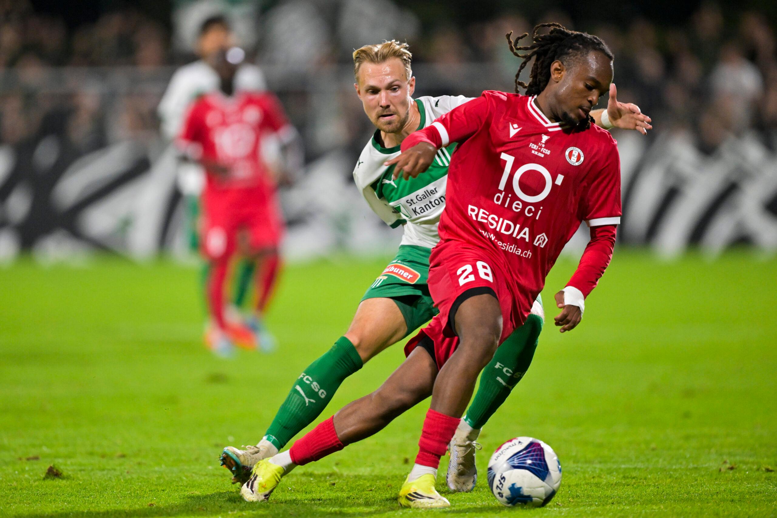 Zweikampf um den Ball: Lukas Daschner (FC St. Gallen, links) und Junior Ambassa (FC Rapperswil-Jona) im Sechzehntelfinal des Schweizer Cups.