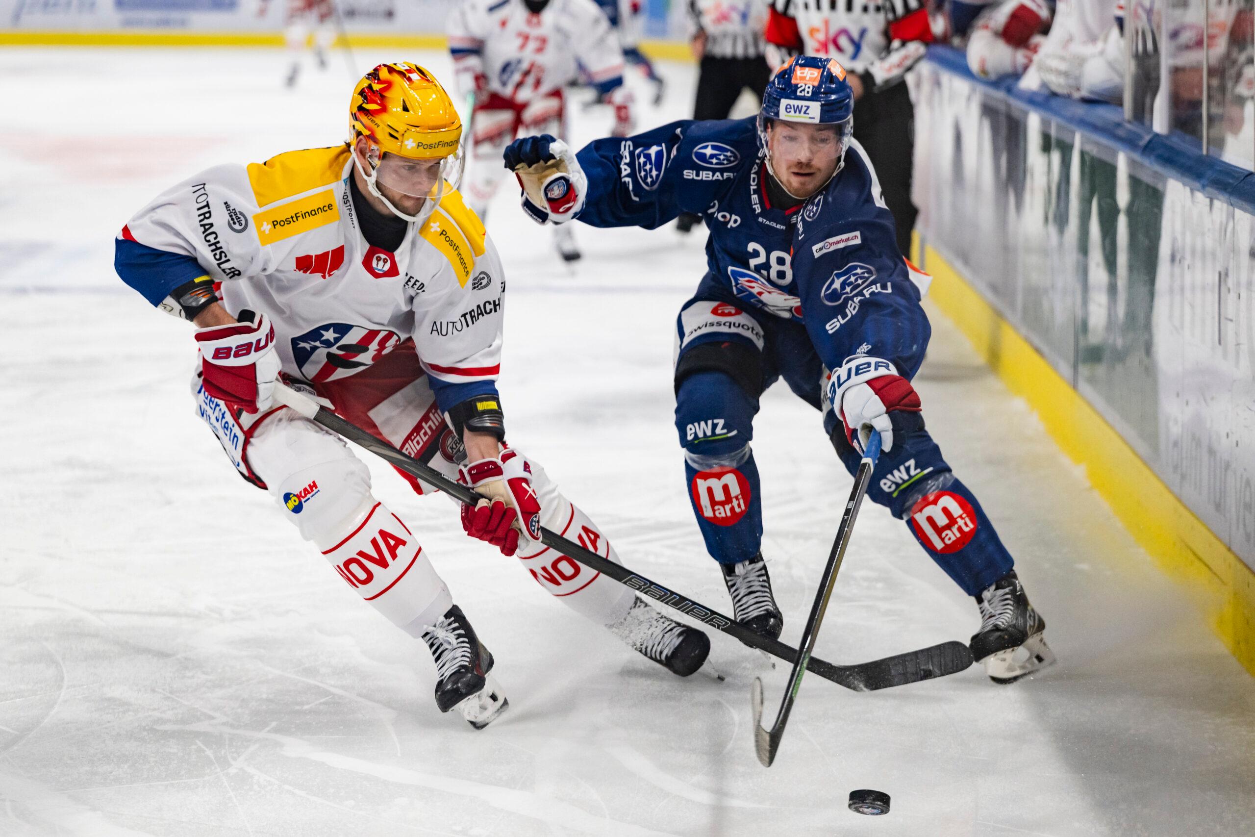 Jacob Larsson (links, SCRJ) und Jesper Fröden (rechts, ZSC) kämpfen um den Puck: Die SCRJ Lakers verlieren gegen die ZSC Lions 3:6.