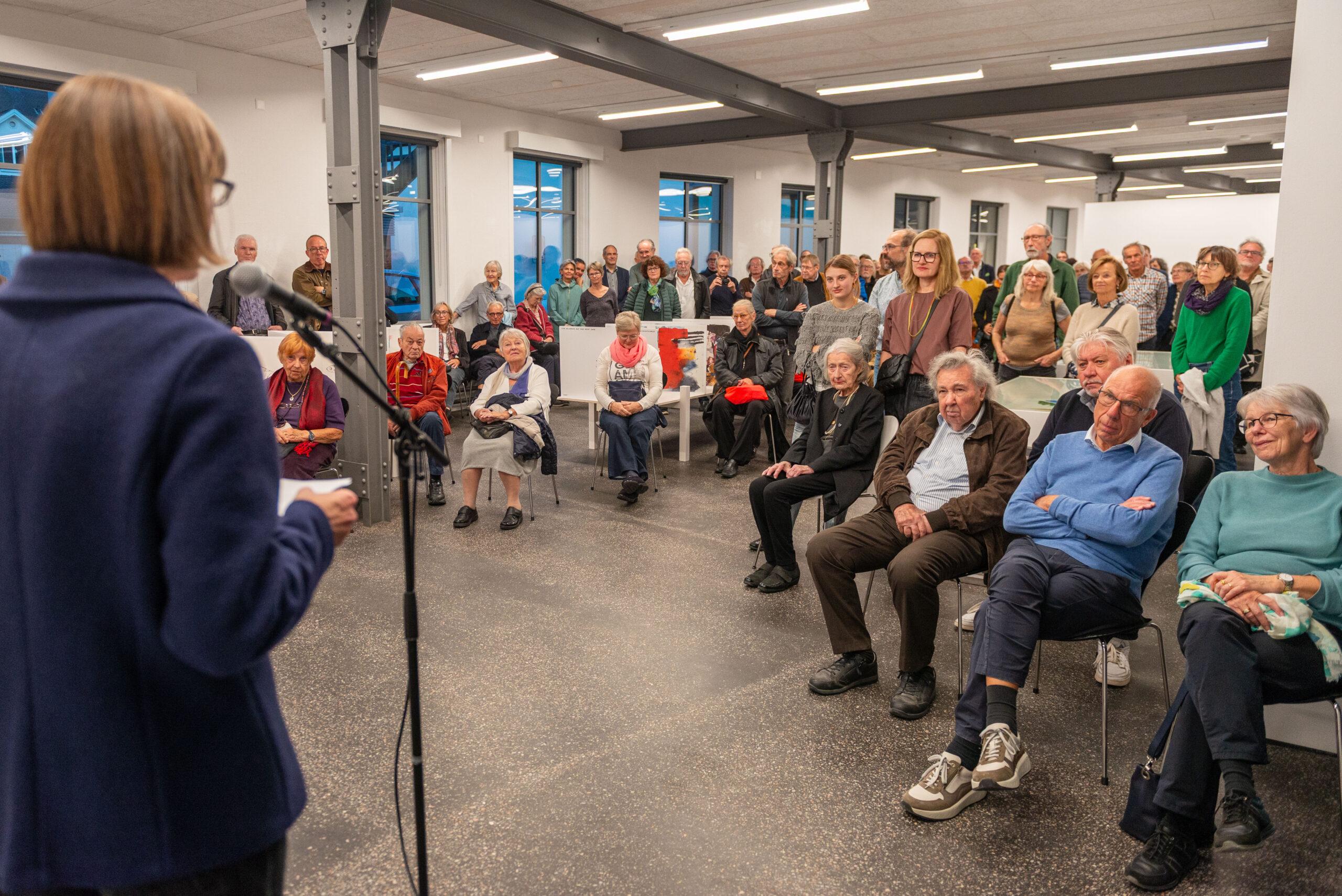 Grosses Interesse: Mehrere Dutzend Interessierte und Wegbegleiter nehmen an der Vernissage zu den Künstlerbüchern von Gerold Späth in der Alten Fabrik teil.