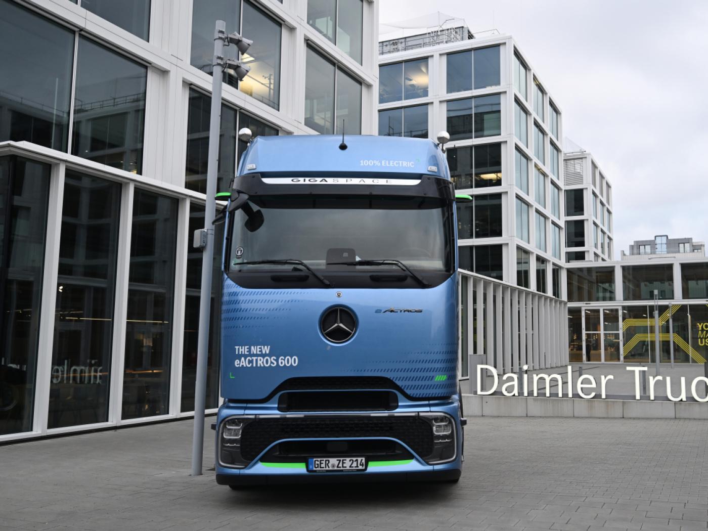 Daimler Truck hat im dritten Quartal deutlich mehr Lastwagen verkauft als im Vorjahr. Besonders stark legte der Absatz in Nordamerika zu. (Archivbild)