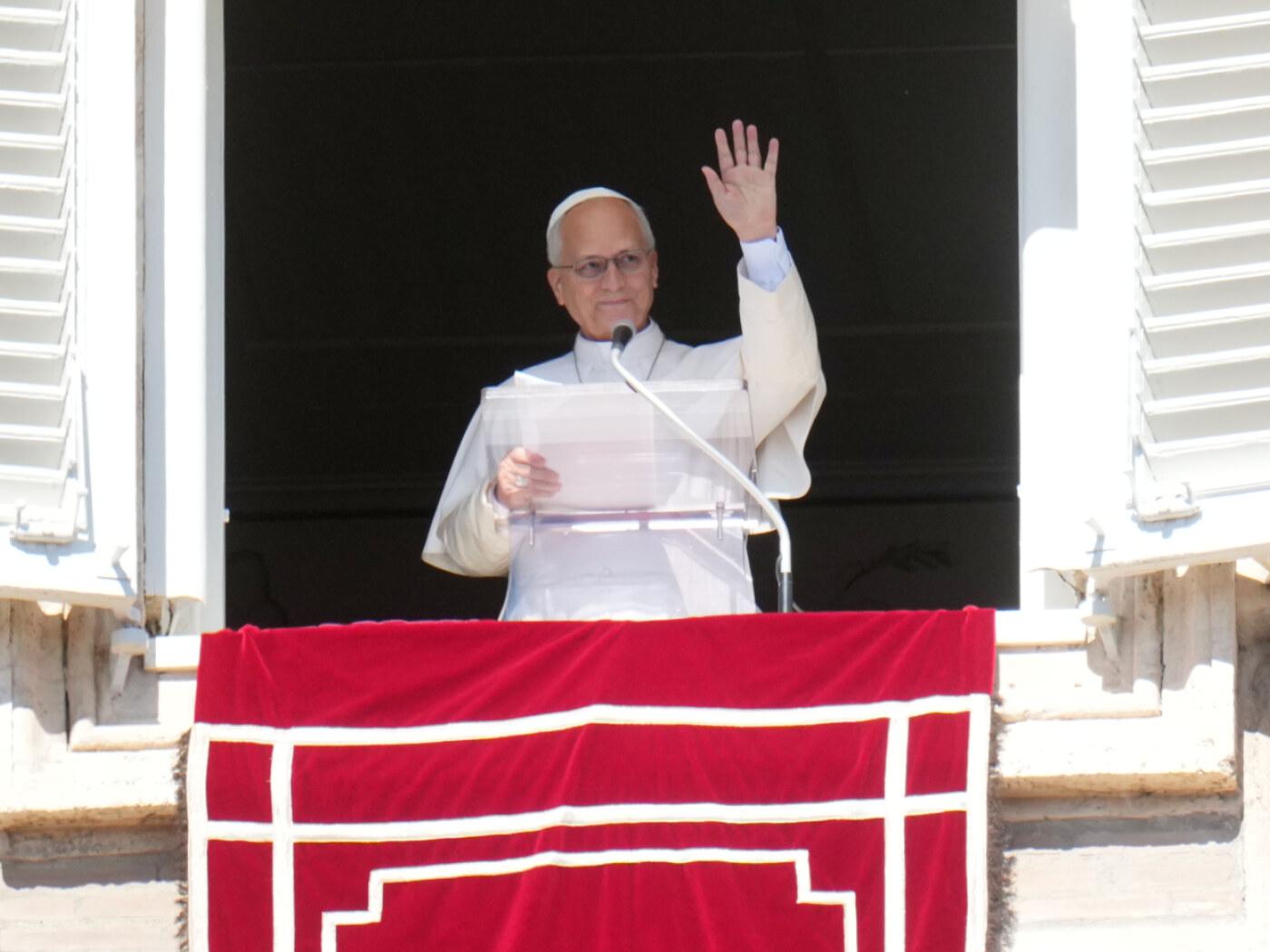 Papst Leo XIV. spricht auf dem Petersplatz im Vatikan das Angelusgebet. Foto: Gregorio Borgia/AP/dpa
