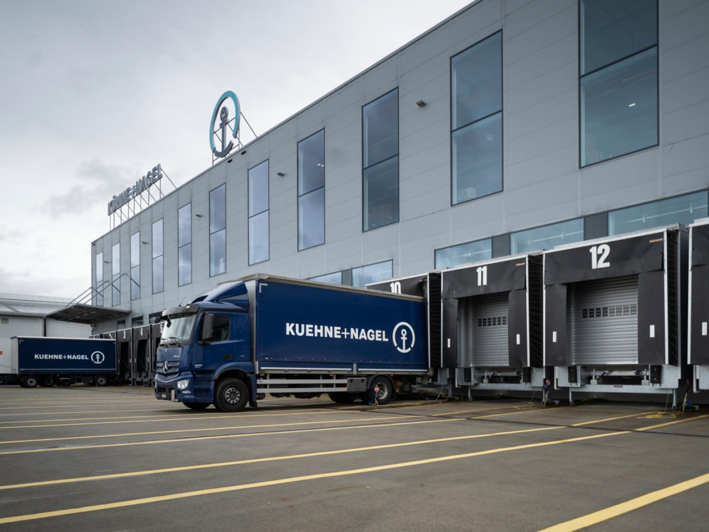 Der Logistikkonzern Kühne+Nagel erhöht den Ausblick für das Gesamtjahr. (Archivbild)