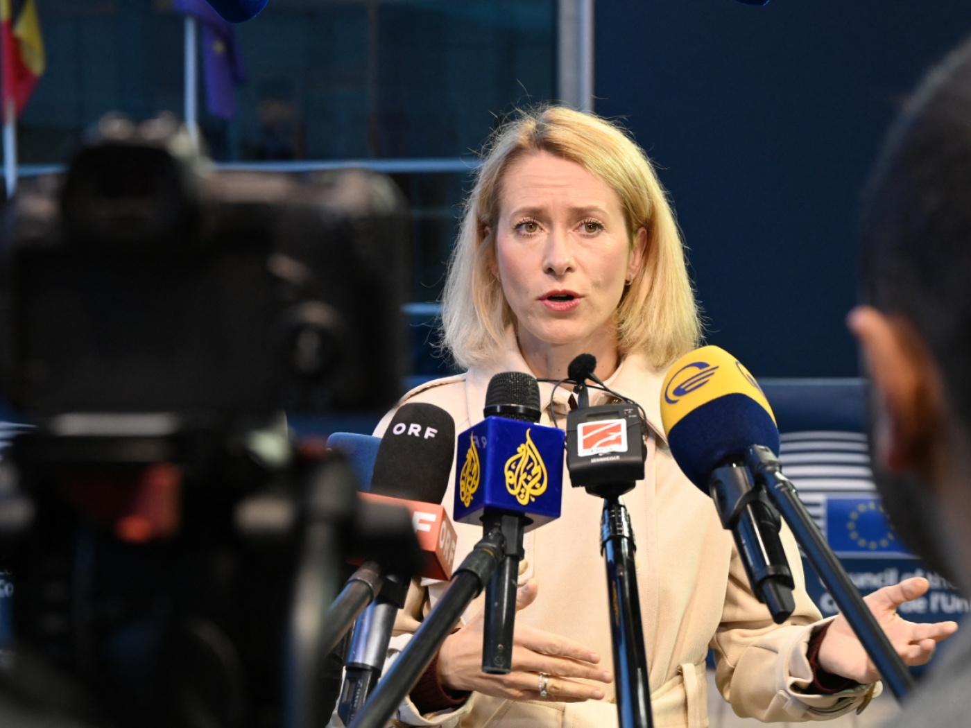 Kaja Kallas, die Hohe Vertreterin der Europäischen Union (EU) für Außen- und Sicherheitspolitik, sowie Vizepräsidentin der Europäischen Kommission, spricht bei einem EU-Außenministertreffen vor Journalistinnen und Journalisten. Foto: Ansgar Haase/dpa