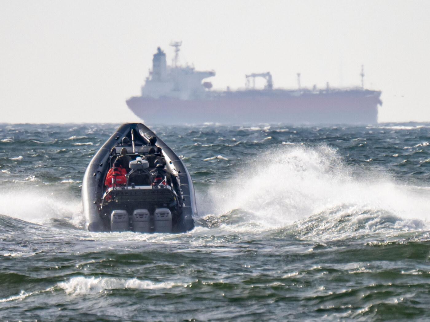 ARCHIV - Die schwedische Polizei National Task Force und die Küstenwache sind auf dem Weg zu dem bereits geenterten Tanker "Sea Owl I". Foto: Johan Nilsson/TT News Agency via AP/dpa/Archivbild - ACHTUNG: Nur zur redaktionellen Verwendung und nur mit vollständiger Nennung des vorstehenden Credits