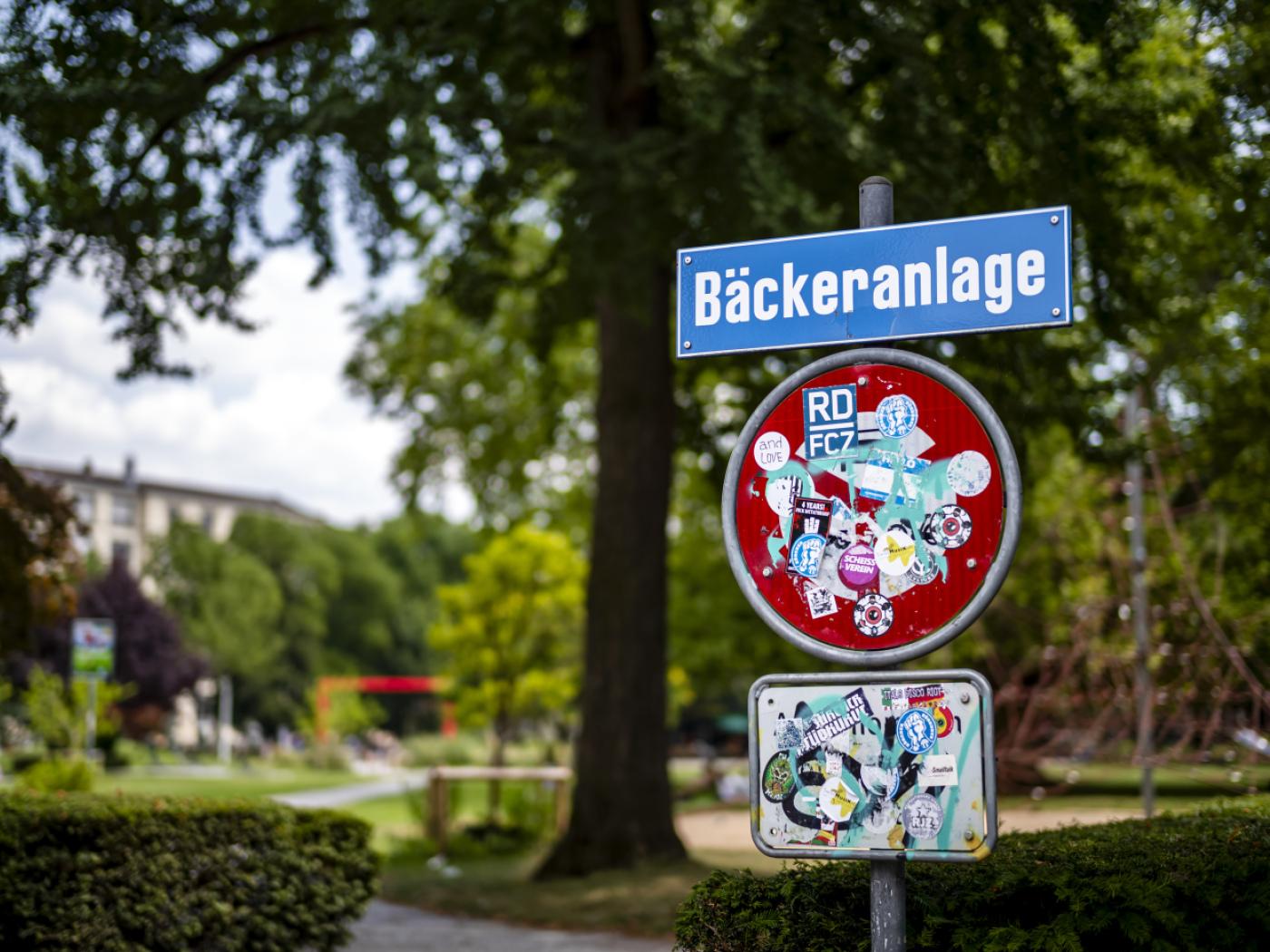 Ein Paar soll in der Zürcher Bäckeranlage einen Ahnungslosen weggelockt haben, um ihn auszurauben. In der Wohnung soll der Beschuldigte das Opfer dann fast getötet haben. (Archivbild)