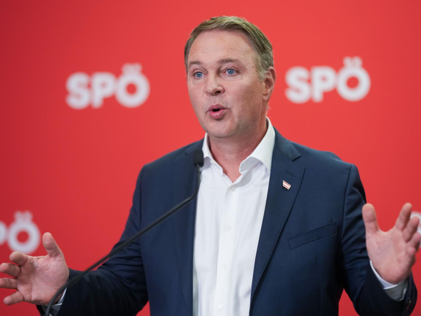 Der SPÖ-Bundesvorsitzende Andreas Babler während einer Stellungnahme anlässlich eines Treffens mit den SPÖ-Landesspitzen in Wien. Foto: Georg Hochmuth/APA/dpa
