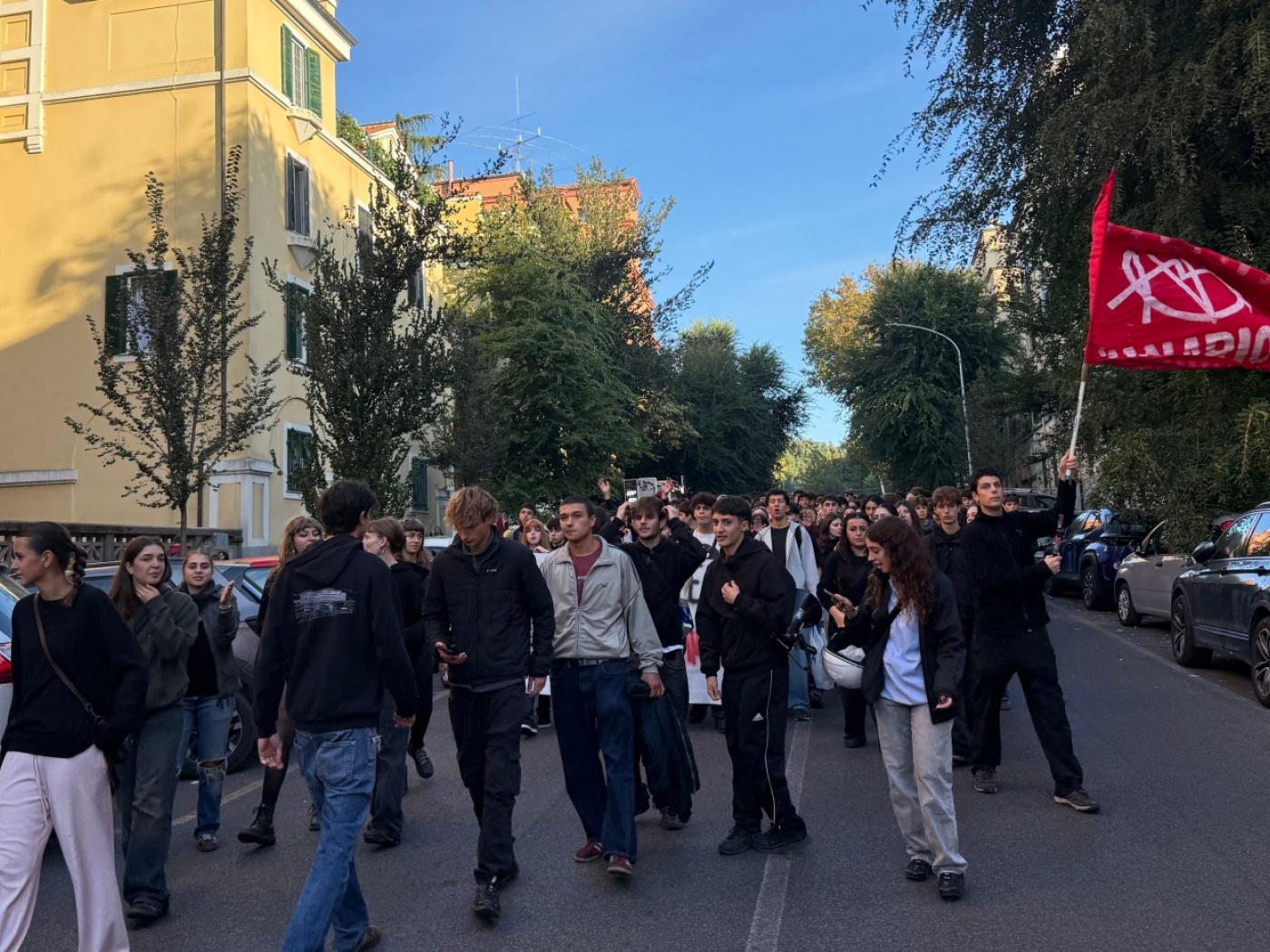 Aus Protest gegen die Zustände an den Schulen gehen Schüler in Rom auf die Straße. Foto: Christoph Sator/dpa