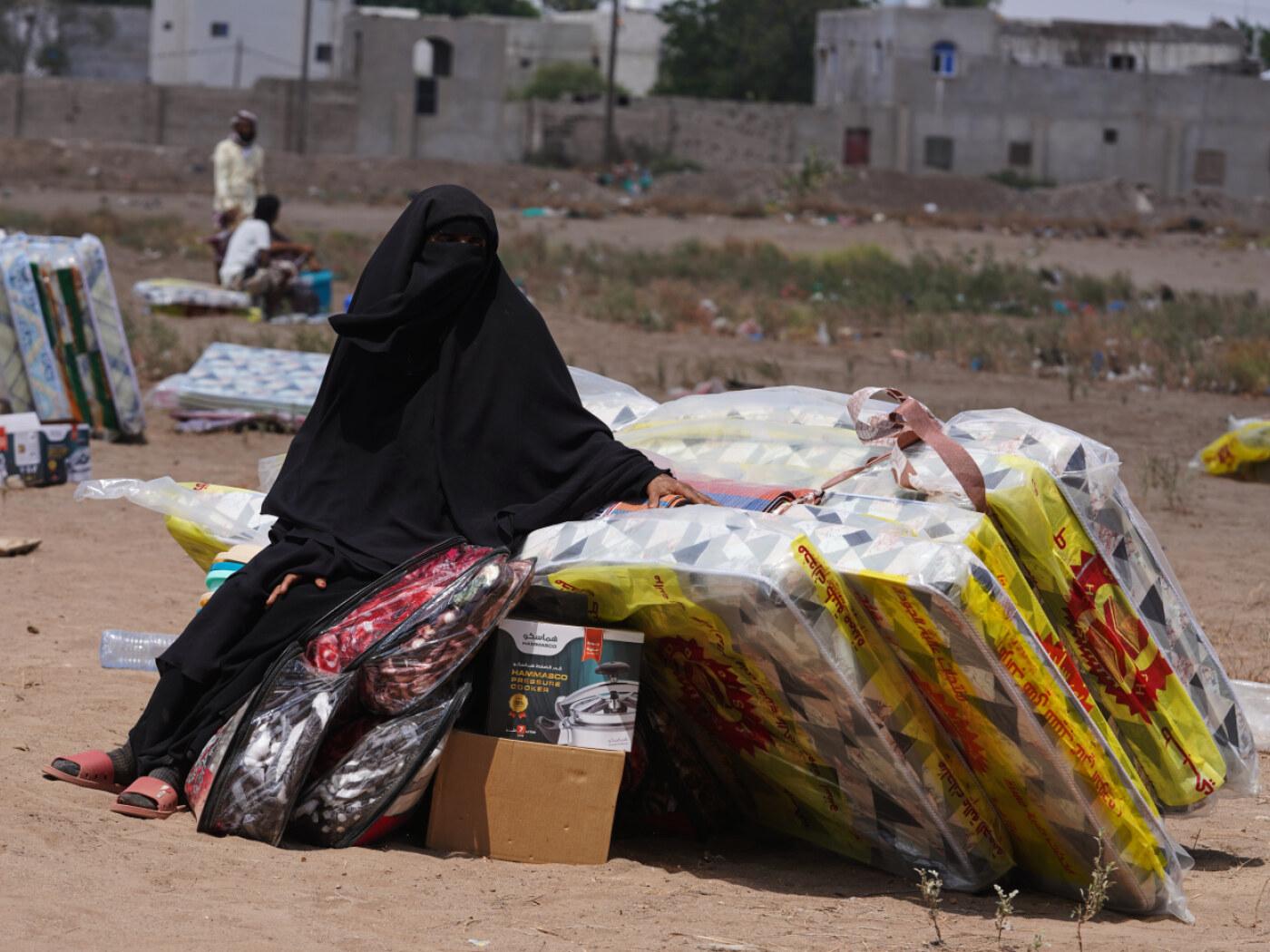 ARCHIV - Eine jemenitische Vertriebene sitzt neben Matratzen, die im Vertriebenenlager Al-Fallahine im Bezirk Dar Saad in Aden verteilt wurden. Foto: Abdulnasser Alseddik/AP/dpa