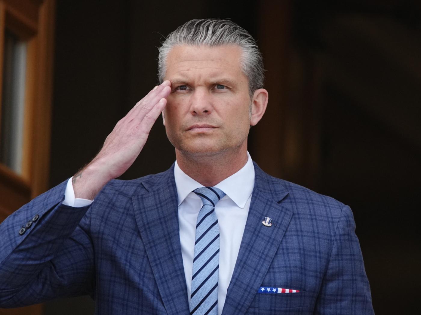 ARCHIV - Pete Hegseth, US-Verteidigungsminister, salutiert. Foto: Kay Nietfeld/dpa