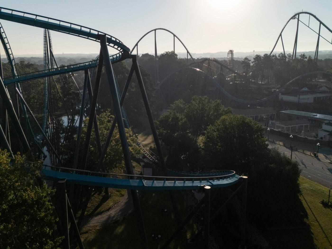Attraktionen sind in der Nähe der Interstate 20 bei Six Flags Over Georgia zu sehen. Nach dem tödlichen Sturz aus einer Achterbahn im US-Bundesstaat Georgia ist die Identität des Opfers bekanntgeworden. Foto: Mike Stewart/AP/dpa