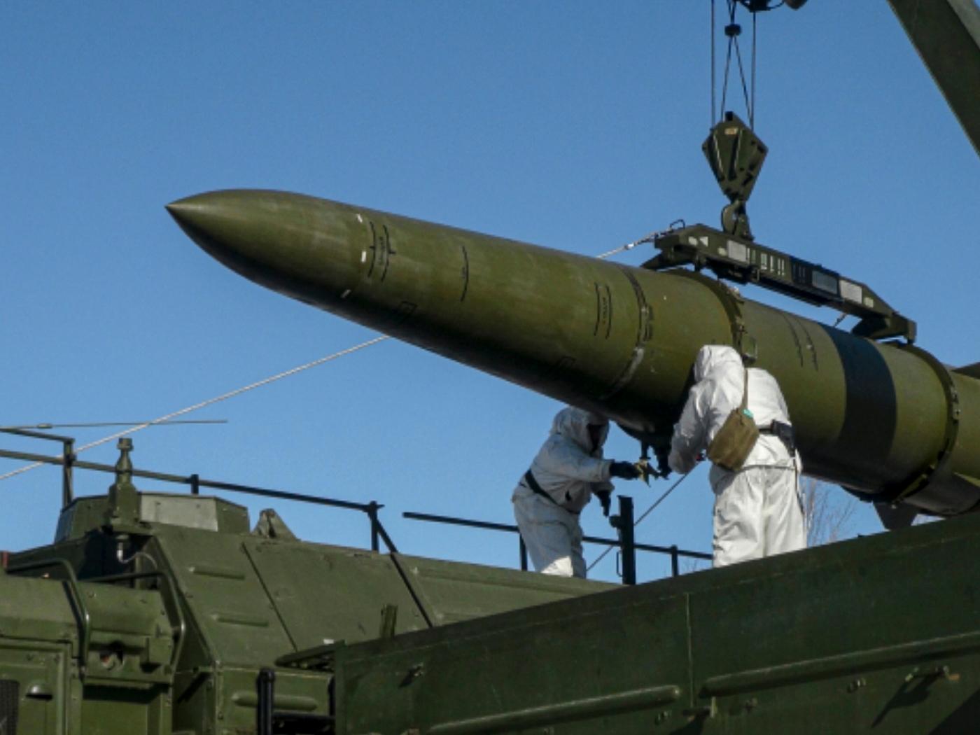 HANDOUT - Auf diesem vom Pressedienst des russischen Verteidigungsministeriums via AP veröffentlichten Foto laden russische Truppen während einer Übung an einem nicht genannten Ort in Russland eine ballistische Boden-Boden-Rakete vom Typ Iskander auf eine mobile Abschussvorrichtung. Foto: -/Russian Defense Ministry Press Service/AP/dpa - ACHTUNG: Nur zur redaktionellen Verwendung und nur mit vollständiger Nennung des vorstehenden Credits