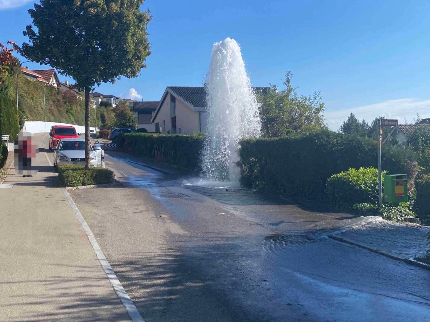 Der Geflüchtete krachte in Wil SG mit seinem Fahrzeug in einen Hydranten und setzte danach die Fahrt fort.