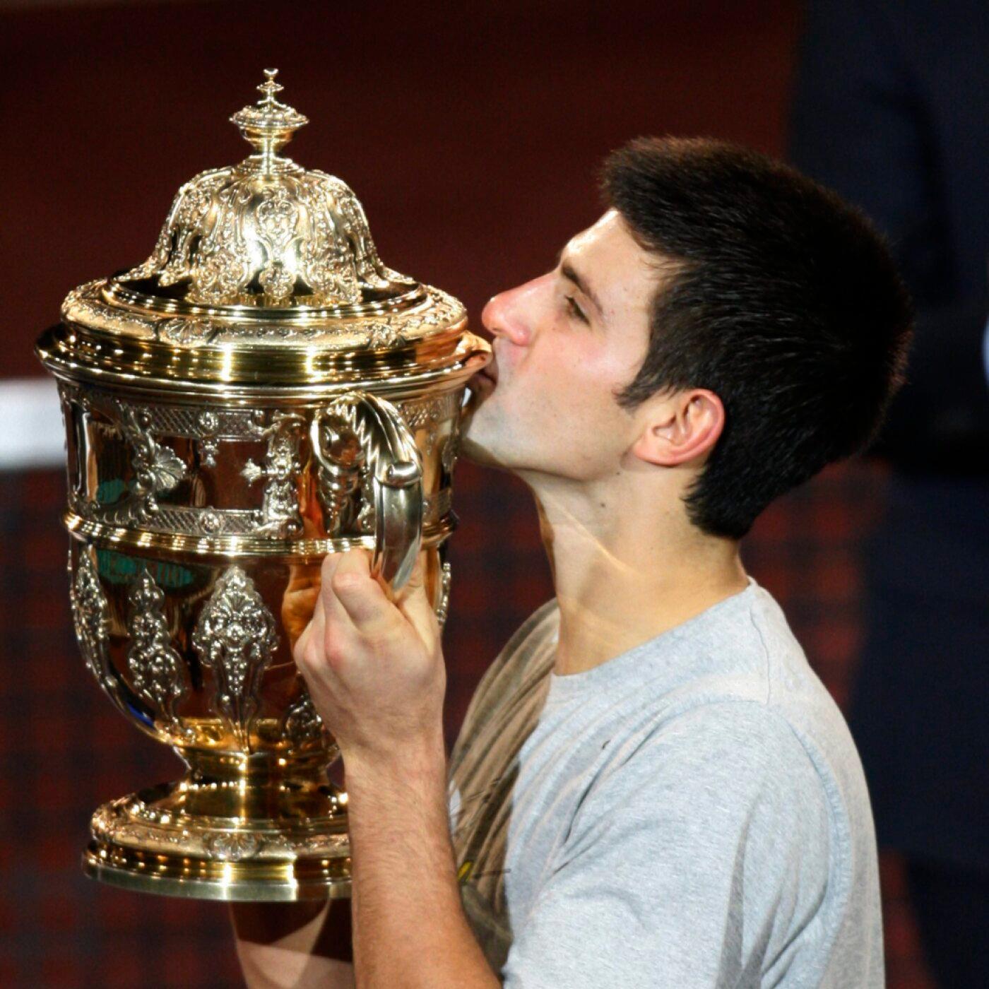 Siegerkuss: 2009 gewann Novak Djokovic an den Swiss Indoors, nun kehrt er zurück