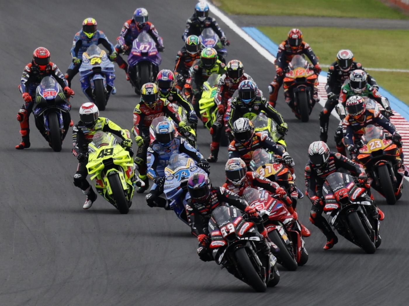 Die MotoGP-Fahrer zuletzt in Motegi kurz nach dem Start in Action