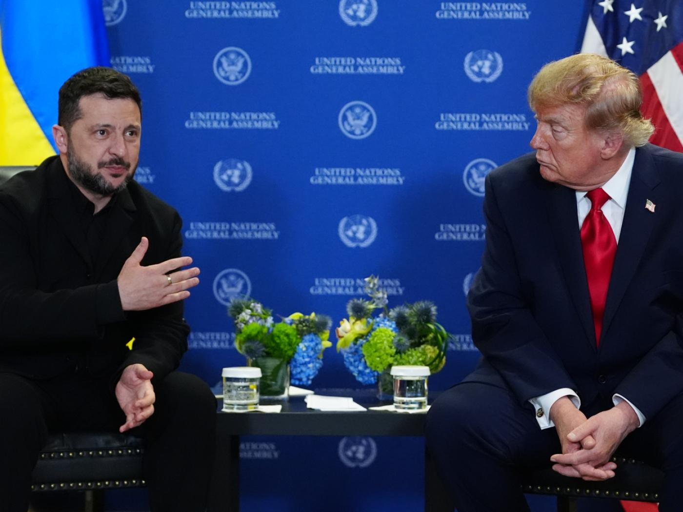 ARCHIV - US-Präsident Donald Trump (r) hat den ukrainischen Präsidenten Wolodymyr Selenskyj angegriffen. Foto: Julia Demaree Nikhinson/AP/dpa