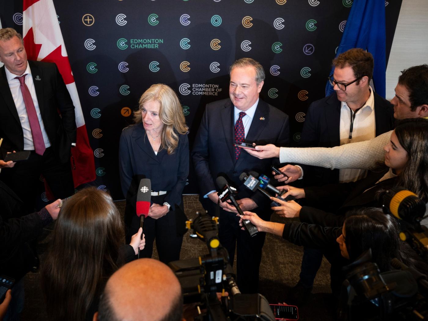 Die ehemaligen Premierminister von Alberta, Kanada, Rachel Notley (l) und Jason Kenney, erörtern bei einem Mittagessen der Handelskammer von Edmonton ihre Einschätzung der möglichen wirtschaftlichen Folgen des Referendums in Alberta. Foto: John Ulan/The Canadian Press/AP/dpa - ACHTUNG: Nur zur redaktionellen Verwendung und nur mit vollständiger Nennung des vorstehenden Credits