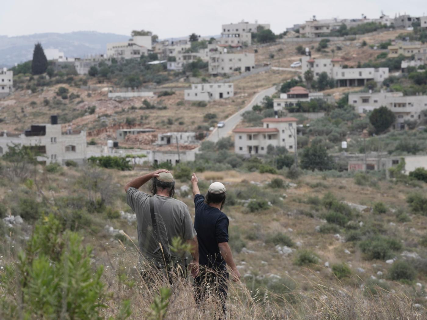 ARCHIV - Israelische Siedler im Westjordanland. Foto: Maya Alleruzzo/AP/dpa