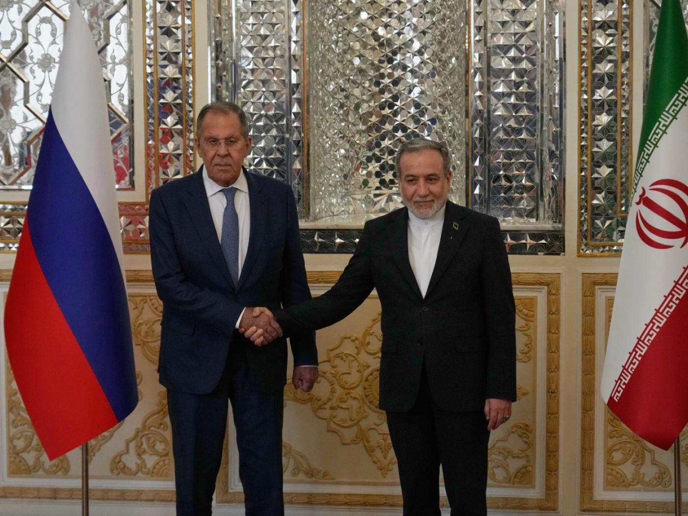 Der iranische Außenminister Abbas Araghtschi (r) gibt dem russischen Außenminister Sergej Lawrow vor ihrem Treffen die Hand. Foto: Vahid Salemi/AP/dpa