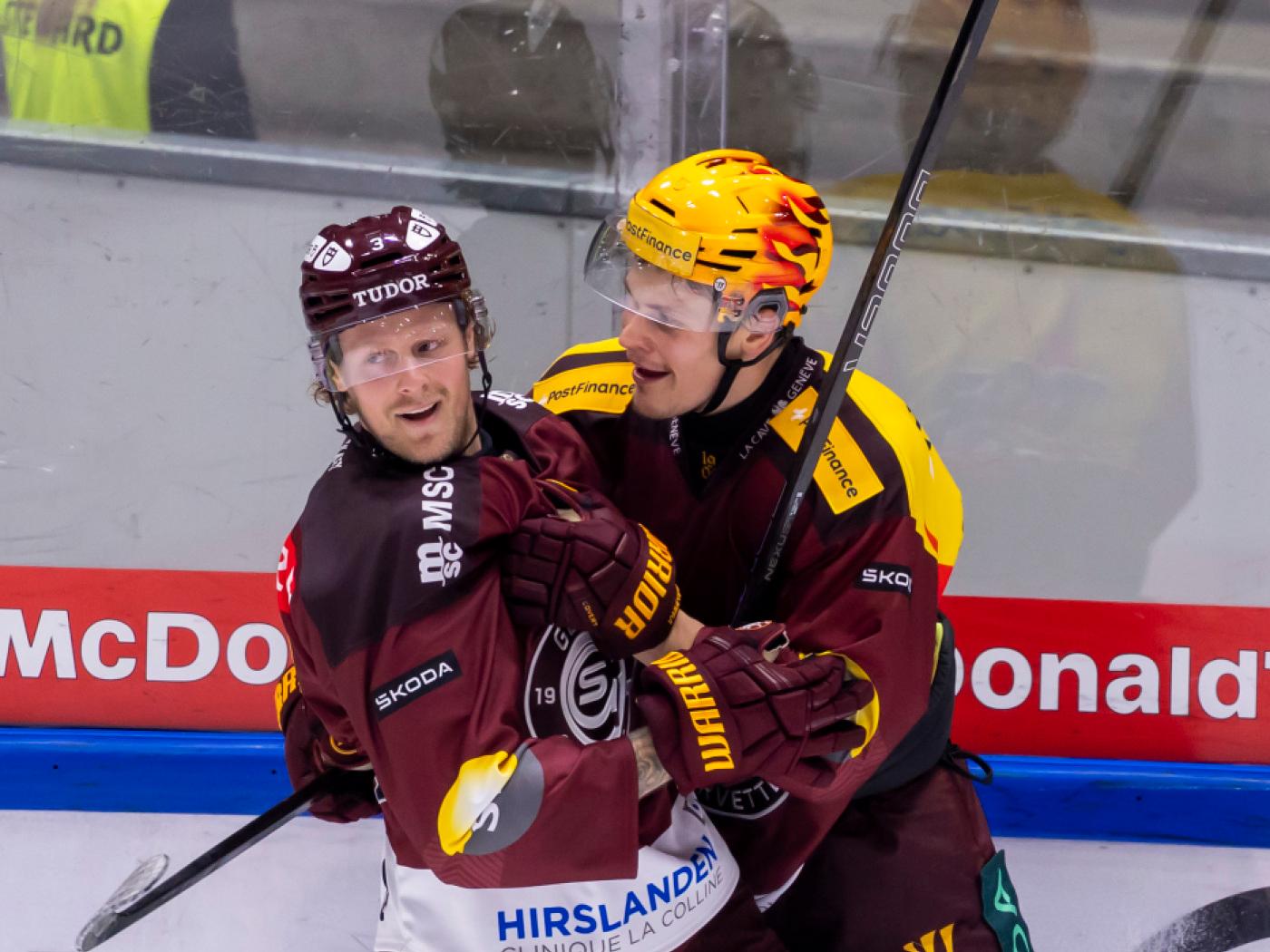 Später Jubel: Matchwinner Adam Boqvist (li.) und Topskorer Jesse Puljujärvi feiern Servettes 4:2-Sieg gegen die SCL Tigers