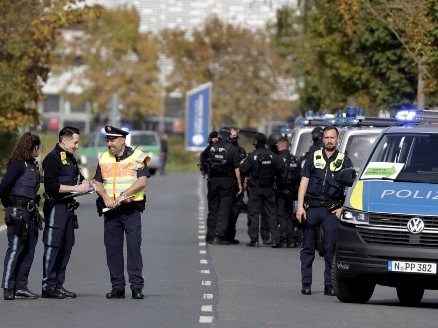 dpatopbilder - Einsatzkräfte der Polziei versperren die Zufahrt zum Albrecht-Dürer-Airport. Der Nürnberger Flughafen ist wegen eines Polizeieinsatzes gegen Mittag für den Flugverkehr gesperrt worden. Foto: Tizian Gerbing/dpa