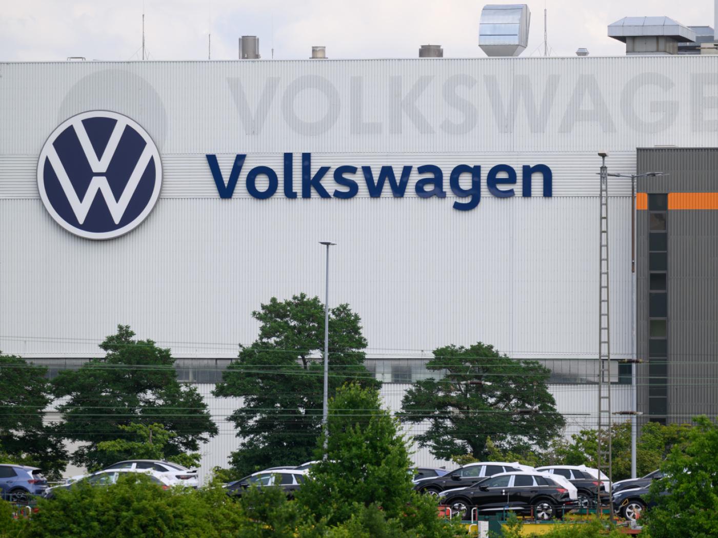Nach den umfassenden Stellenstreichungen drohen den VW-Beschäftigten nun auch noch jahrelange Nullrunden bei den Gehältern. (Symbolbild)