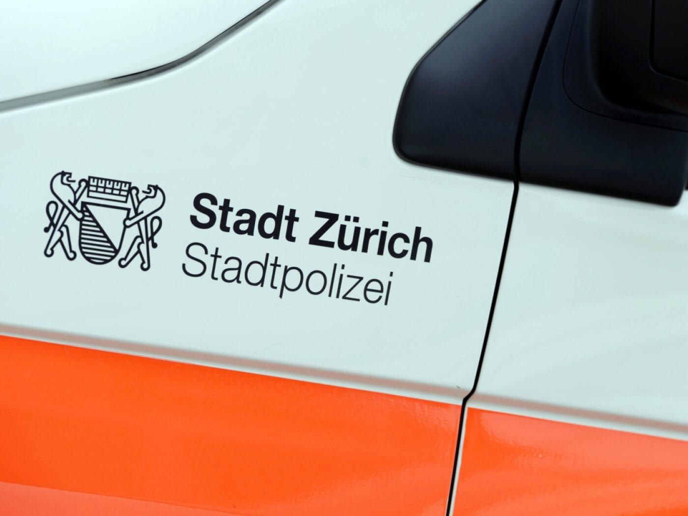 Ein 80-Jähriger soll auf sexuelle Handlungen mit einer 14-Jährigen aus gewesen sein. Die Polizei verhaftete ihn am Montag in Zürich. (Symbolbild)