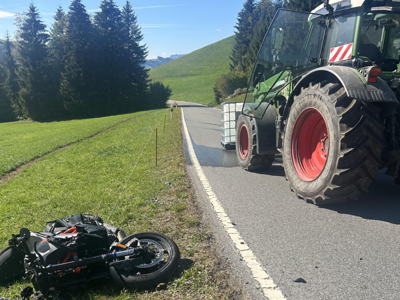 Der teils mit Wasser gefüllte Tank befand sich auf einem angebauten Frontlader und fiel auf die Strasse.