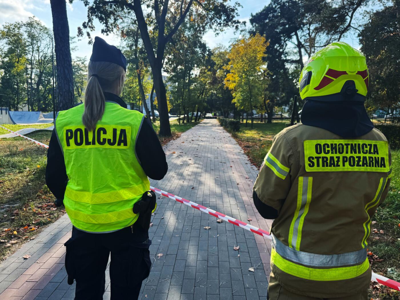 Eine Polizistin und ein freiwilliger Feuerwehrmann sind am Tatort eines Messerangriffs an einer Berufsschule. Bei einer Messerattacke an einer Berufsschule in Polen sind mehrere Menschen verletzt worden. Foto: Rafal Niedzielski/AP/dpa