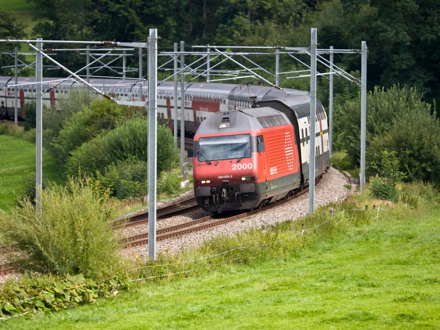Die Ostschweizer Regierungen befürchten, beim Bahnausbau abgehängt zu werden. Im Bild zu sehen ist ein SBB-Zug in der Nähe von Flawil SG. (Archivbild)