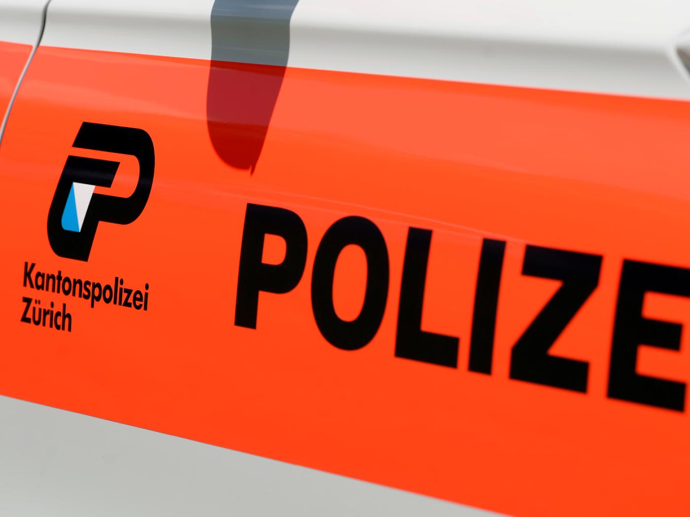 Die Kantonspolizei Zürich hat am Freitagabend beim Autobahnkreuz Zürich-Nord gezielt Autofahrerinnen und Autofahrer kontrolliert, die sich trotz Sicherheitslinie in eine stehende oder stockende Kolonne drängten. (Archivbild)