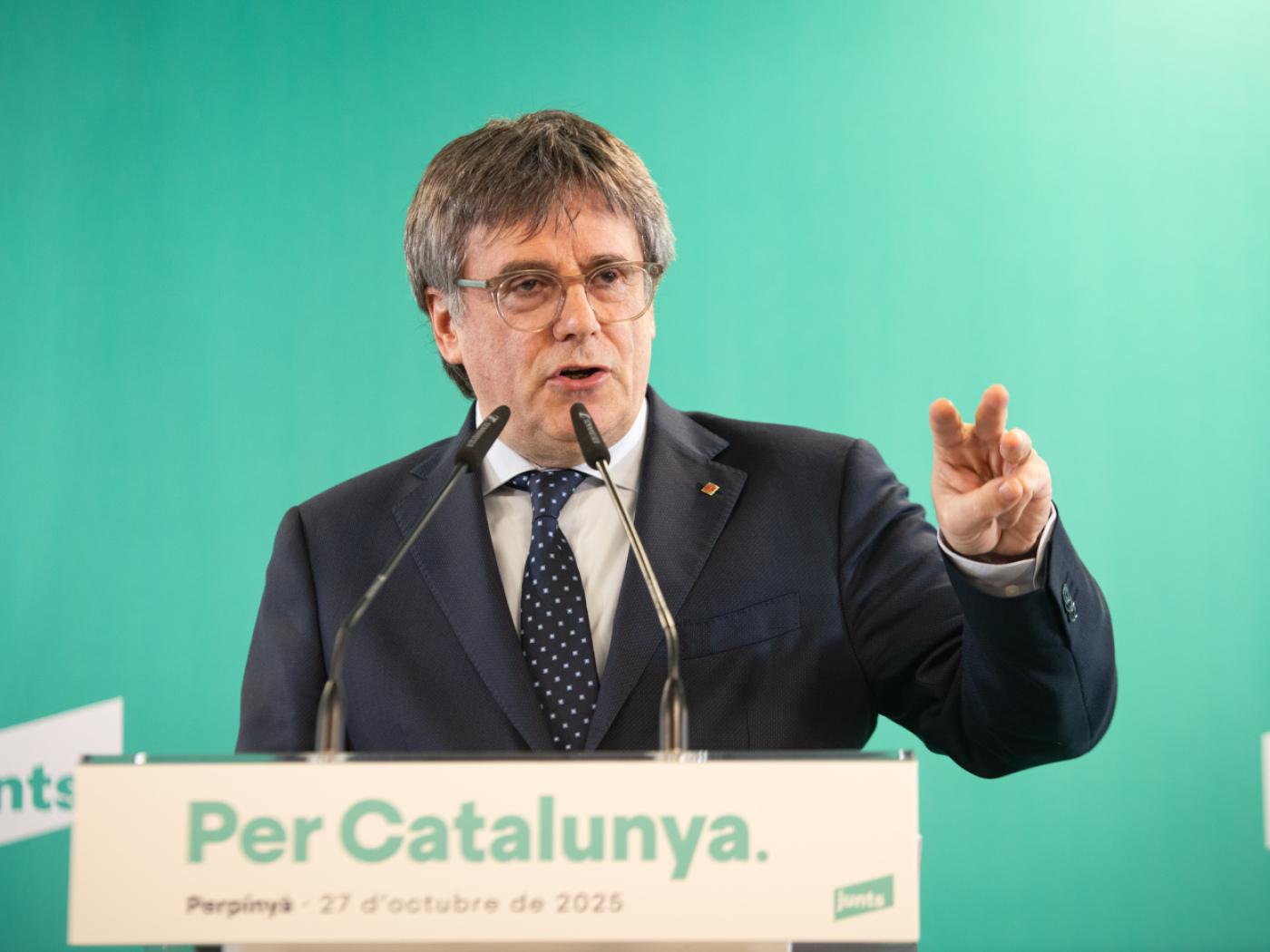 ARCHIV - Der Präsident der Partei Junts, Carles Puigdemont, spricht während einer Pressekonferenz im Raum Les 5 Éléments in Perpignan. Foto: Glòria Sánchez/EUROPA PRESS/dpa