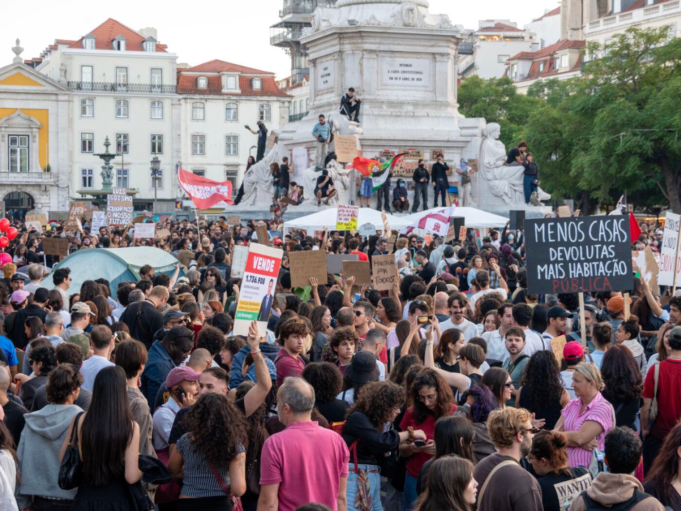 Demonstranten versammeln sich im Zentrum von Lissabon und fordern bezahlbaren Wohnraum sowie Maßnahmen zur Bewältigung der Wohnungskrise in Portugal. Foto: Ricardo Rocha/ZUMA Press Wire/dpa