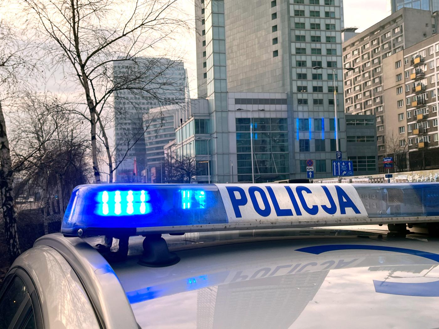 ARCHIV - Ein Streifenwagen der polnischen Polizei (Policja) steht auf einer Straße. Foto: Doris Heimann/dpa