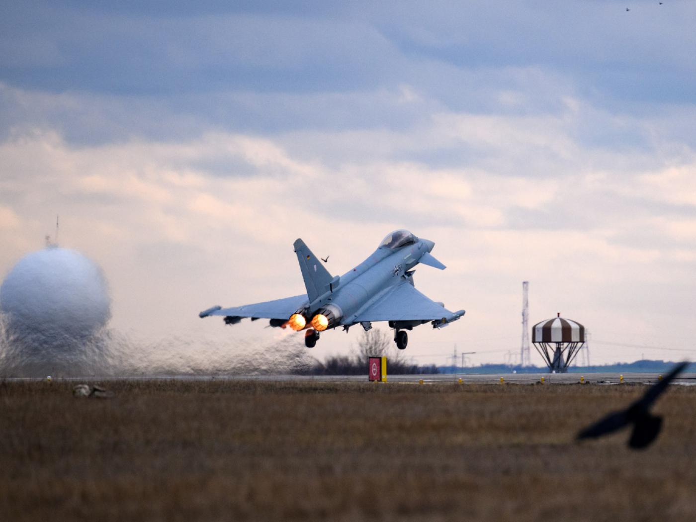 ARCHIV - Ein deutscher Eurofighter startet auf einem Flugplatz in der Nähe von Constanta in Rumänien. Foto: Bernd von Jutrczenka/dpa/Archivbild