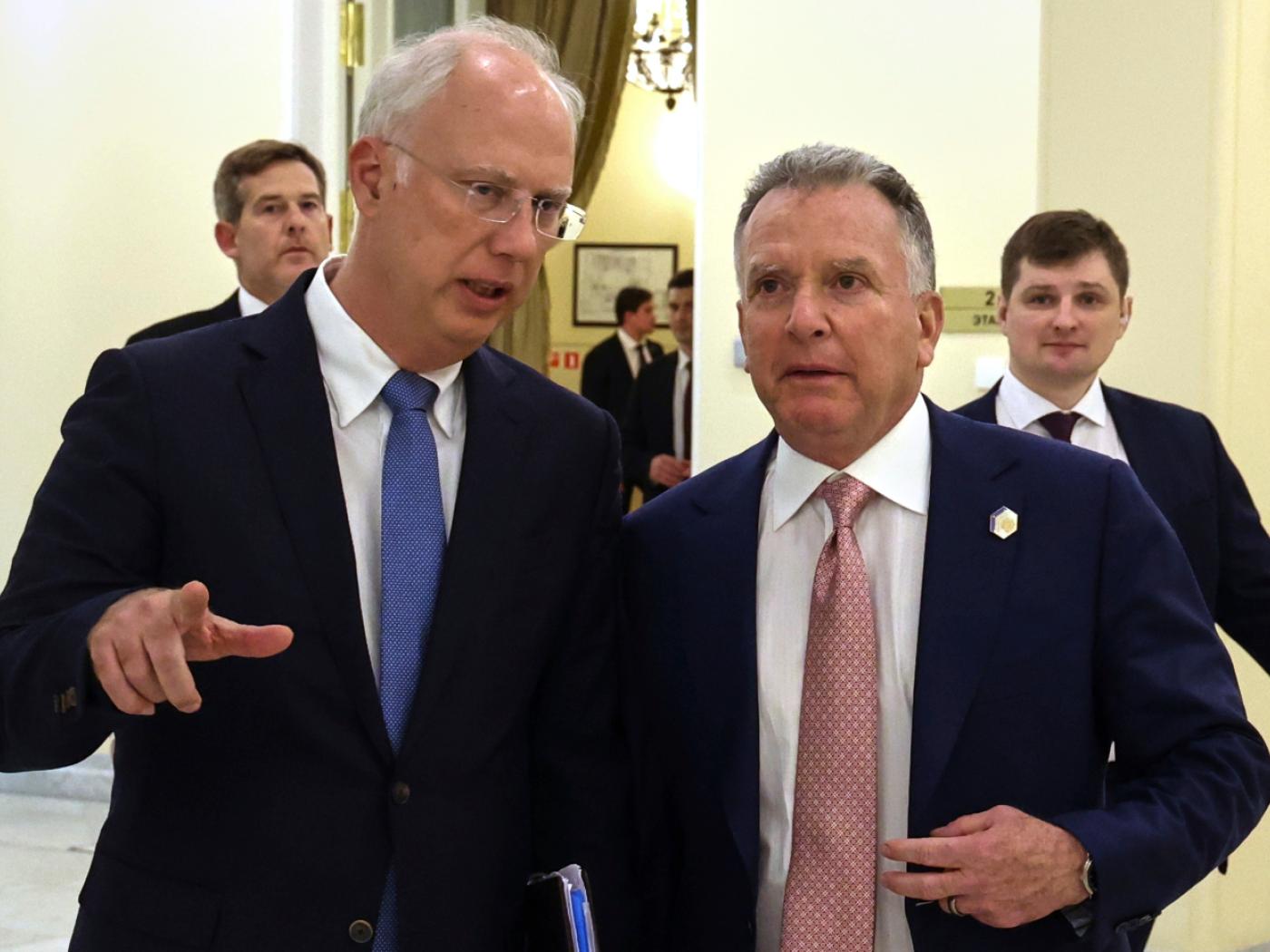 ARCHIV - Auf diesem von der staatlichen russischen Nachrichtenagentur Sputnik via AP veröffentlichten Foto, gehen der Kreml-Unterhändler Kirill Dmitrijew (l) und der Sondergesandte von US-Präsident Trump, Steve Witkoff, zu den Gesprächen mit dem russischen Präsidenten Putin in St. Petersburg. Foto: Vyacheslav Prokofyev/Pool Sputnik Kremlin/AP/dpa/Archivbild