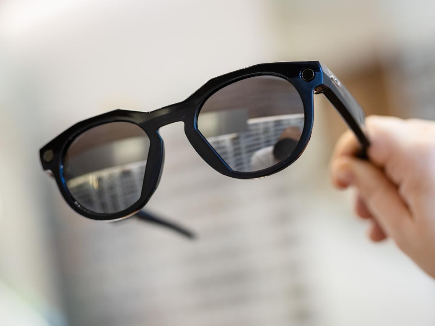 Von einer herkömmlichen Sonnenbrille kaum zu unterscheiden: Mit sogenannten "Smart Glasses" kann verdeckt fotografiert und gefilmt werden. In Saunen und Schwimmbädern soll das Tragen von Kamerabrillen deshalb verboten werden. (Symbolbild)