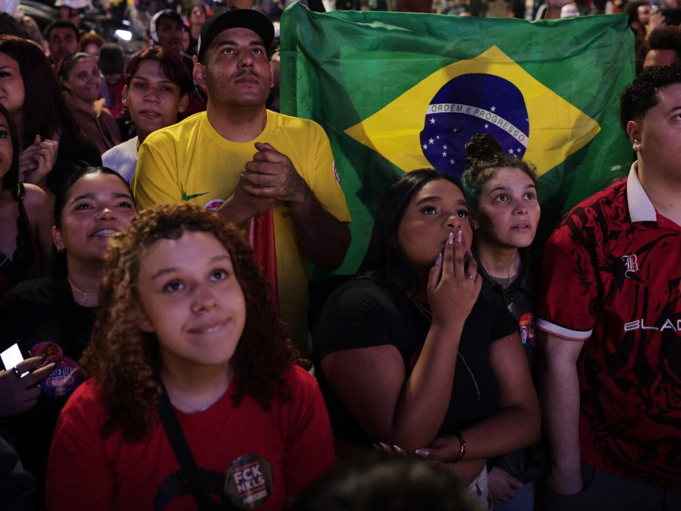 Anhänger von Präsident Lula da Silva, der sich um eine Wiederwahl bewirbt, reagieren während einer Versammlung, bei der auf die Wahlergebnisse gewartet wird. Foto: Ettore Chiereguini/AP/dpa