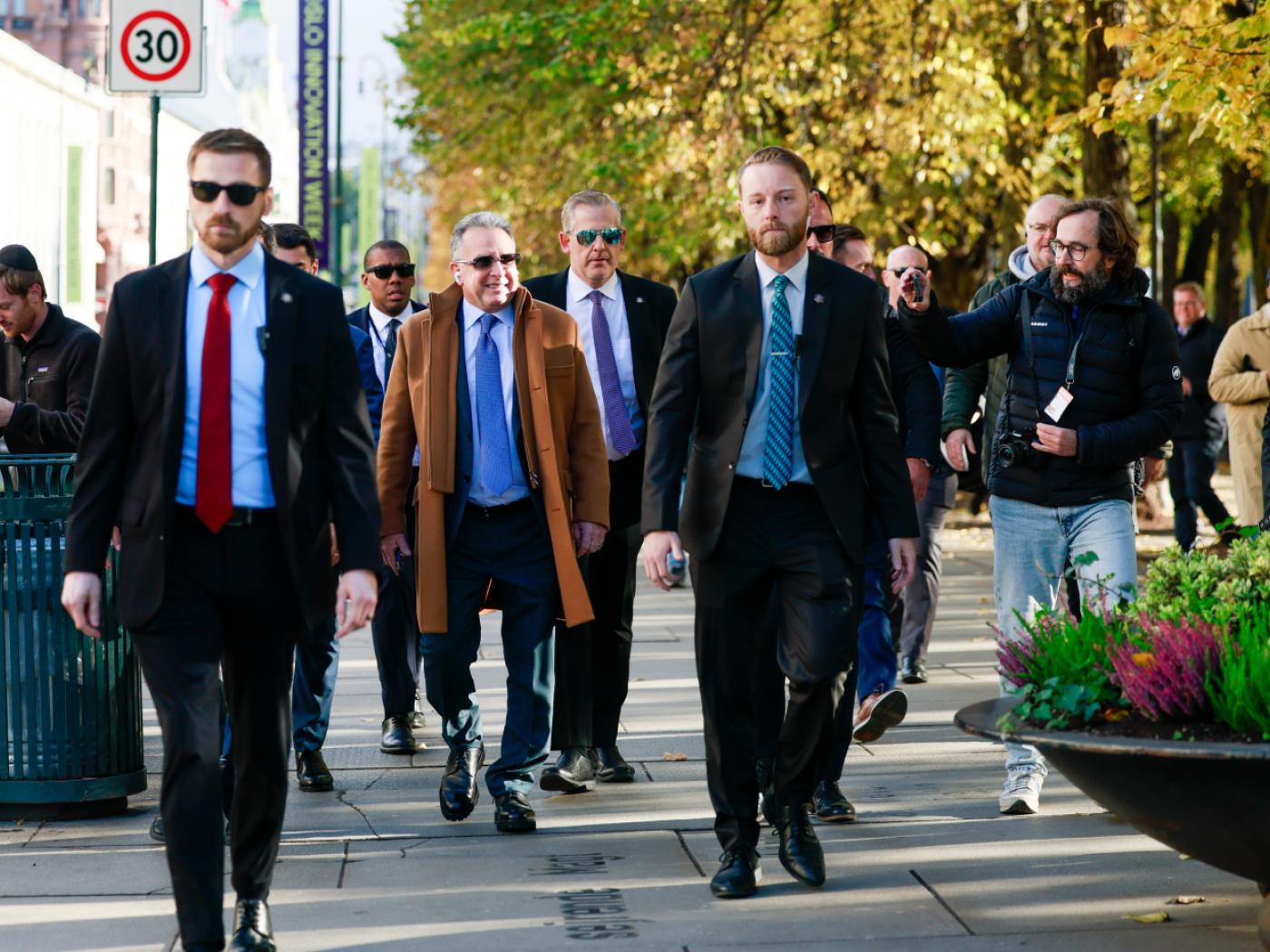 Der US-Gesandte Steve Witkoff (M) geht mit Personenschützern eine Straße entlang. Foto: Jonas Been Henriksen/NTB Scanpix/AP/dpa