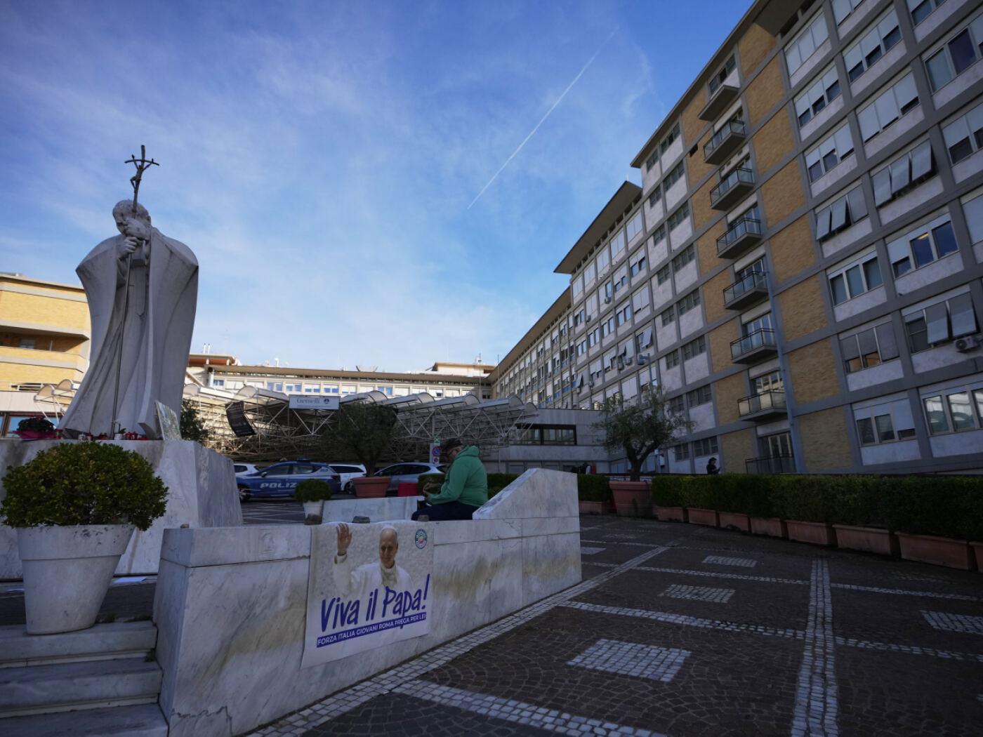 Das Gemelli-Spital in Rom. Foto: Alessandra Tarantino/AP/dpa