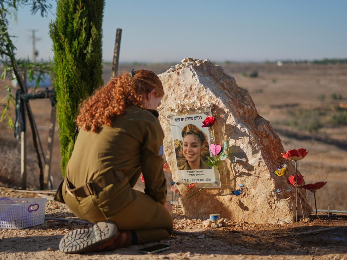 Eine israelische Soldatin nimmt in der Nähe des Kibbuz Nahal Oz im Süden Israels an einer Gedenkfeier zum dritten Jahrestag des grenzüberschreitenden Angriffs der Hamas auf Israel vom 7. Oktober 2023 teil, bei dem auch weibliche Armeeangehörige ums Leben kamen. Foto: Ariel Schalit/AP/dpa