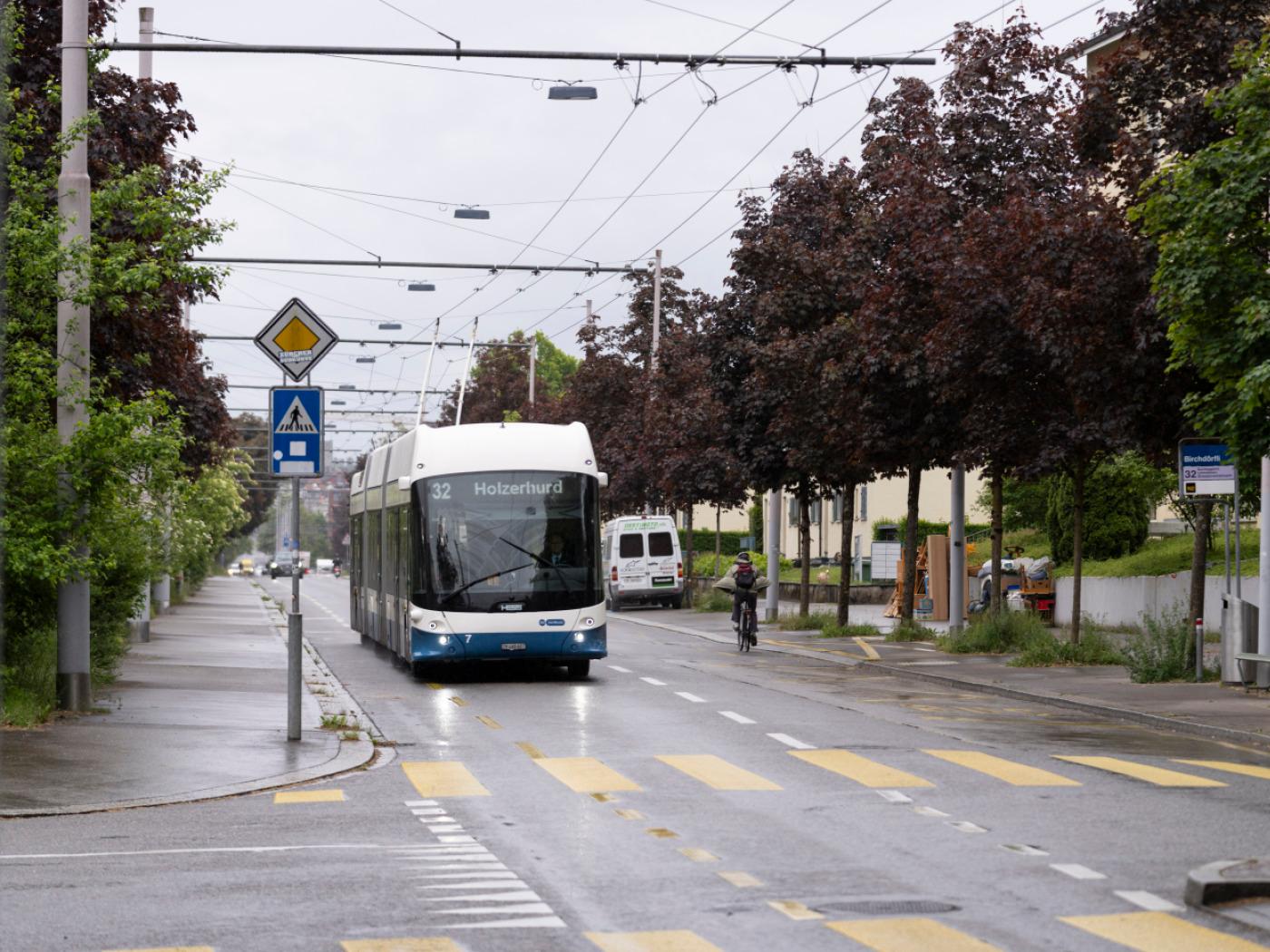 Statt der Buslinie 32 soll künftig ein Tram Affoltern mit dem Stadtzentrum Zürichs verbinden. Im Kantonsrat hat das Projekt gute Chancen. (Archivbild)