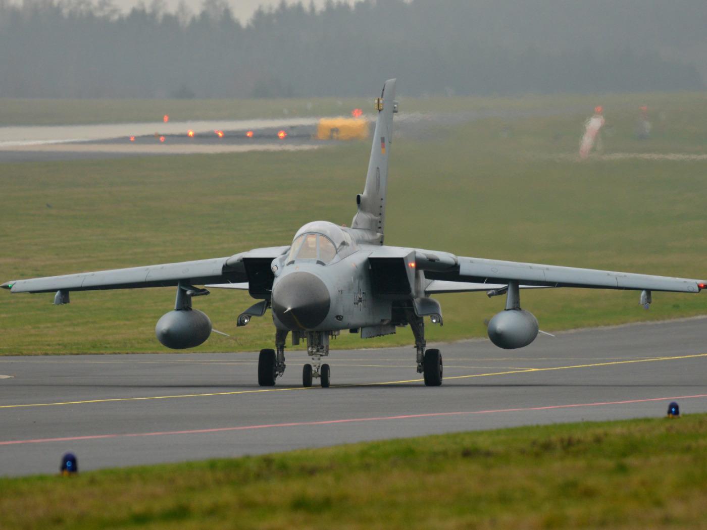 ARCHIV - Ein Bundeswehr-Flugzeug vom Typ Tornado rollt auf der Startbahn des Fliegerhorsts Büchel in der Eifel. Foto: Harald Tittel/dpa