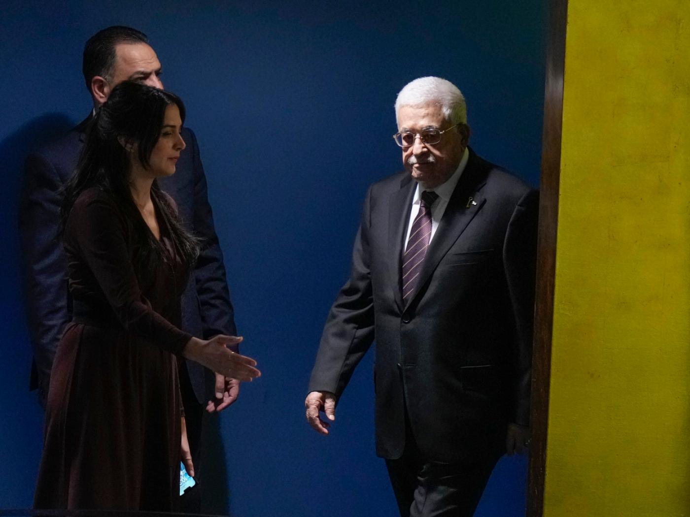 ARCHIV - Der palästinensische Präsident Mahmoud Abbas (r) trifft im UN-Hauptquartier ein, um auf der 79. Generalversammlung der Vereinten Nationen zu sprechen. Foto: Frank Franklin II/AP/dpa