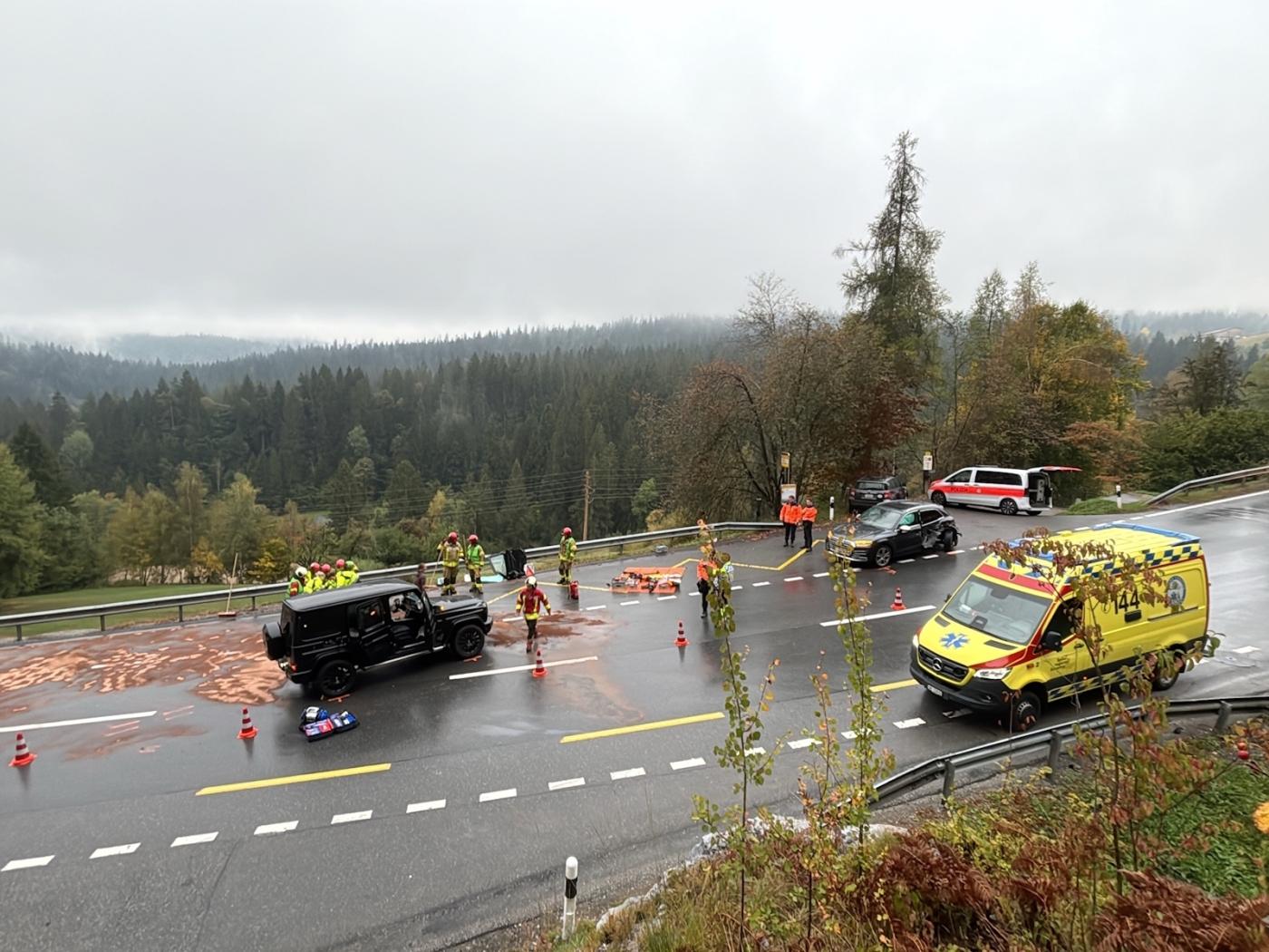 Bei einem Unfall mit mehreren beteiligten Fahrzeugen verletzten sich in Flims zwei Personen.