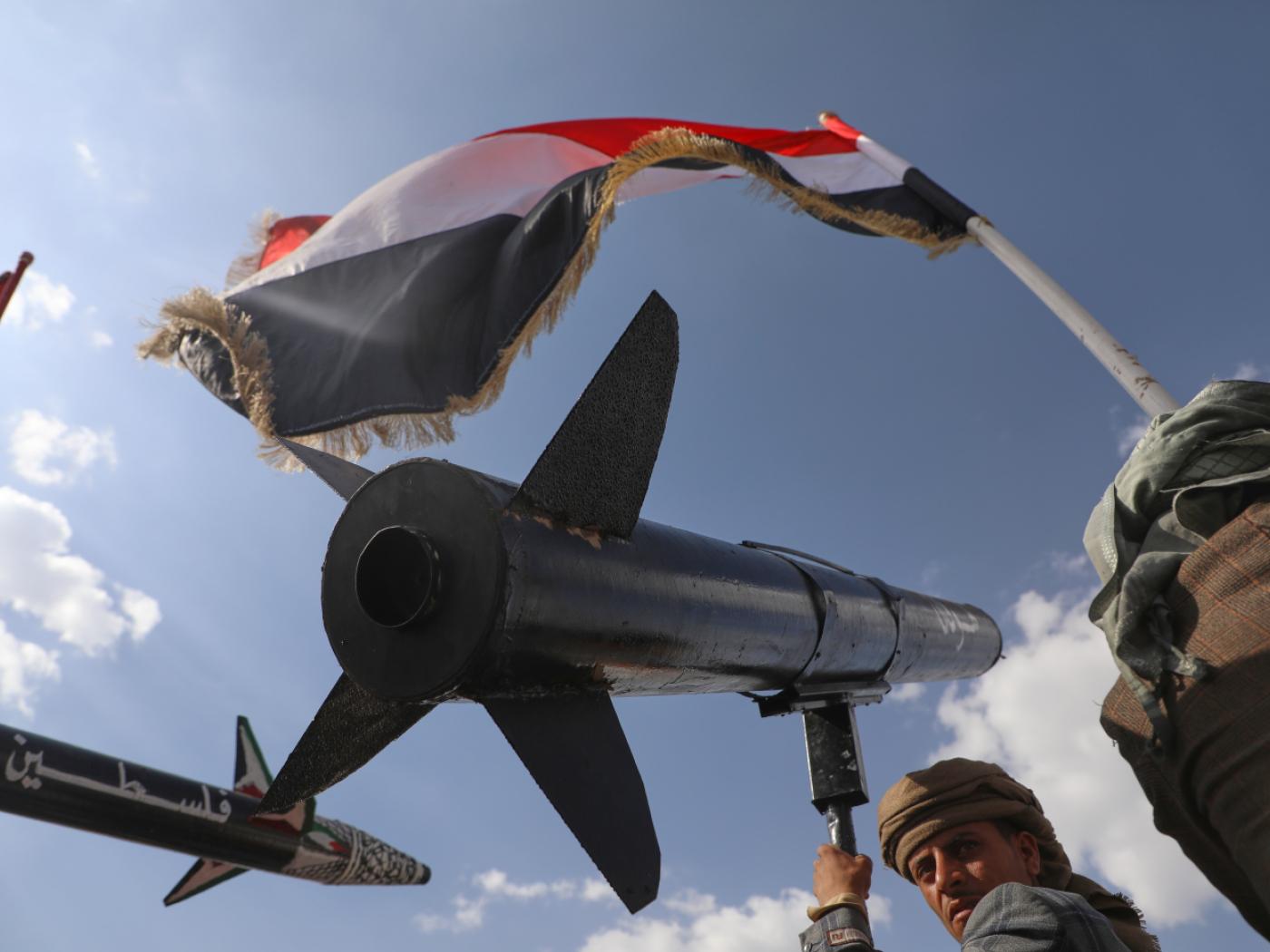 ARCHIV - Ein Huthi-Anhänger skandiert Slogans, während er eine Raketennachbildung während einer Anti-US- und Anti-Israel-Kundgebung nach israelischen Luftangriffen in Sanaa trägt. Foto: Osamah Abdulrahman/AP/dpa