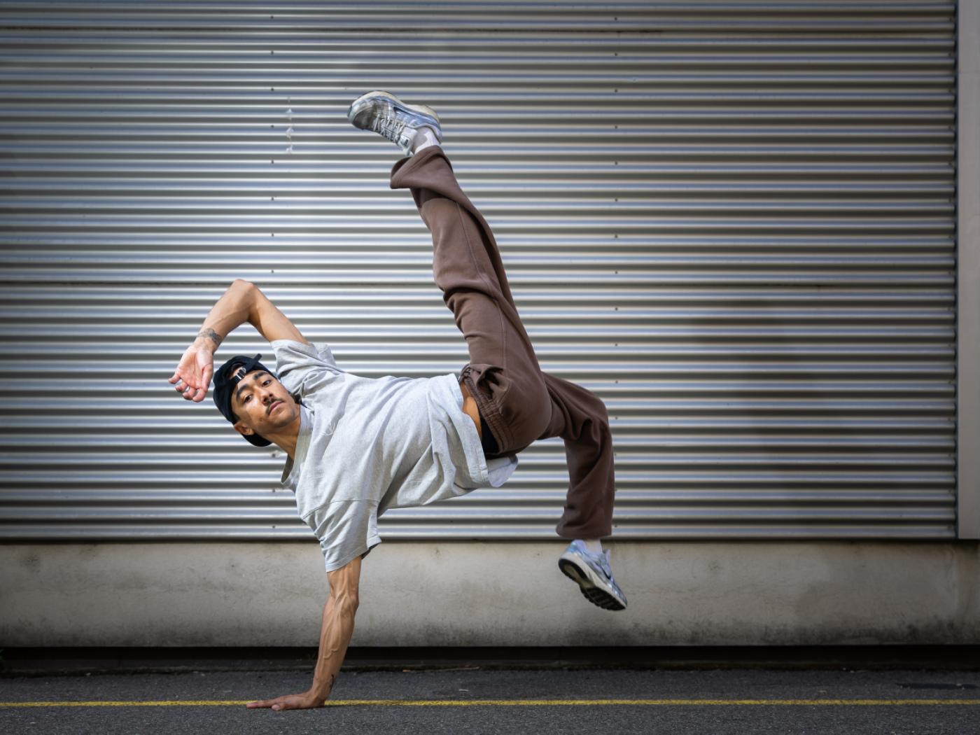 Zax (Zacharie Lamrani) ist der beste Schweizer Streetdancer. Für die kommende Woche in Zürich hofft er auf internationale Erfolge - erst bei den Battles der nationalen Champions im Schiffbau und dann am internationalen Finale im Hallenstdion.
