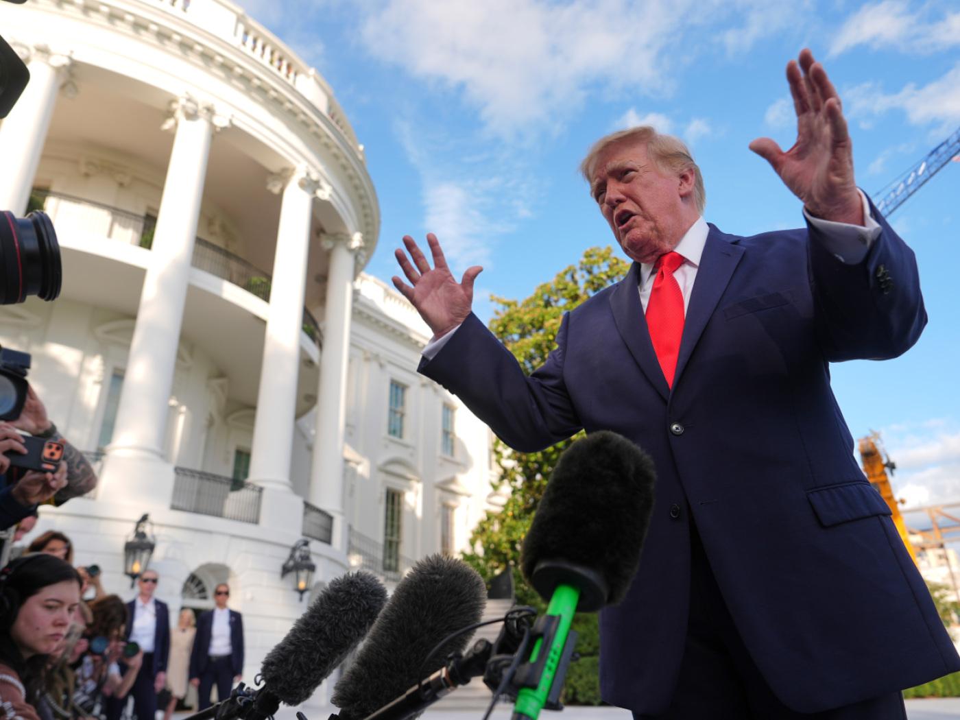 US-Präsident Donald Trump spricht mit Reportern. Foto: Julia Demaree Nikhinson/AP/dpa